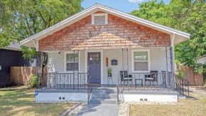 Charming Ybor City Getaway I Spacious backyard